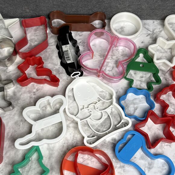 Christmas Holiday Cookie Cutters Mostly Plastic A Few Metal Lot Of 29 Assorted - Picture 4 of 5